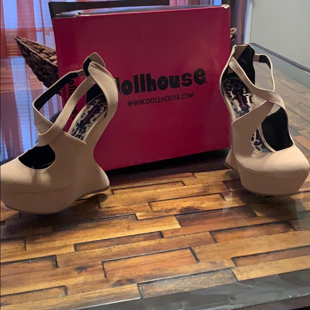 Nude heel shoe!! Great Condition WORE ONCE!!!